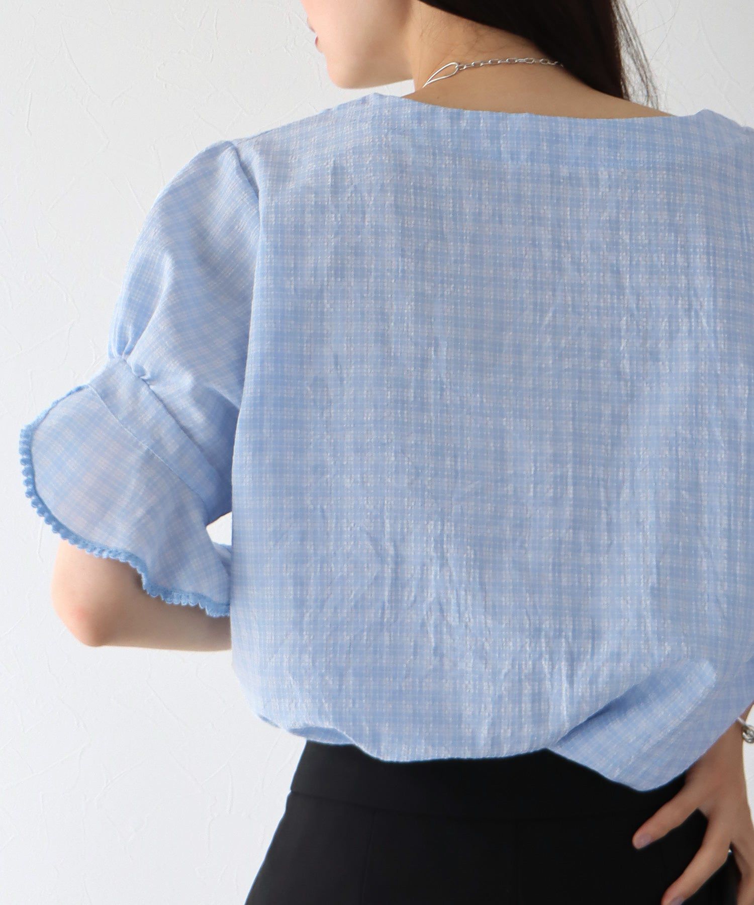 日本 BLUE EAST - 圓領小格紋荷葉五分袖上衣-水藍