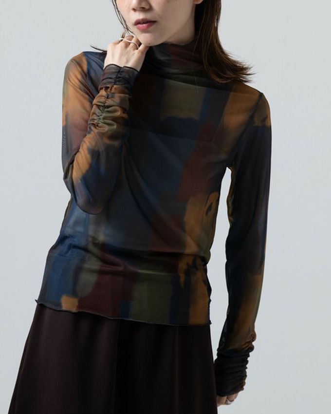 日本 gleam - 水彩畫風透膚皺摺高領長袖上衣-米杏x卡其灰系