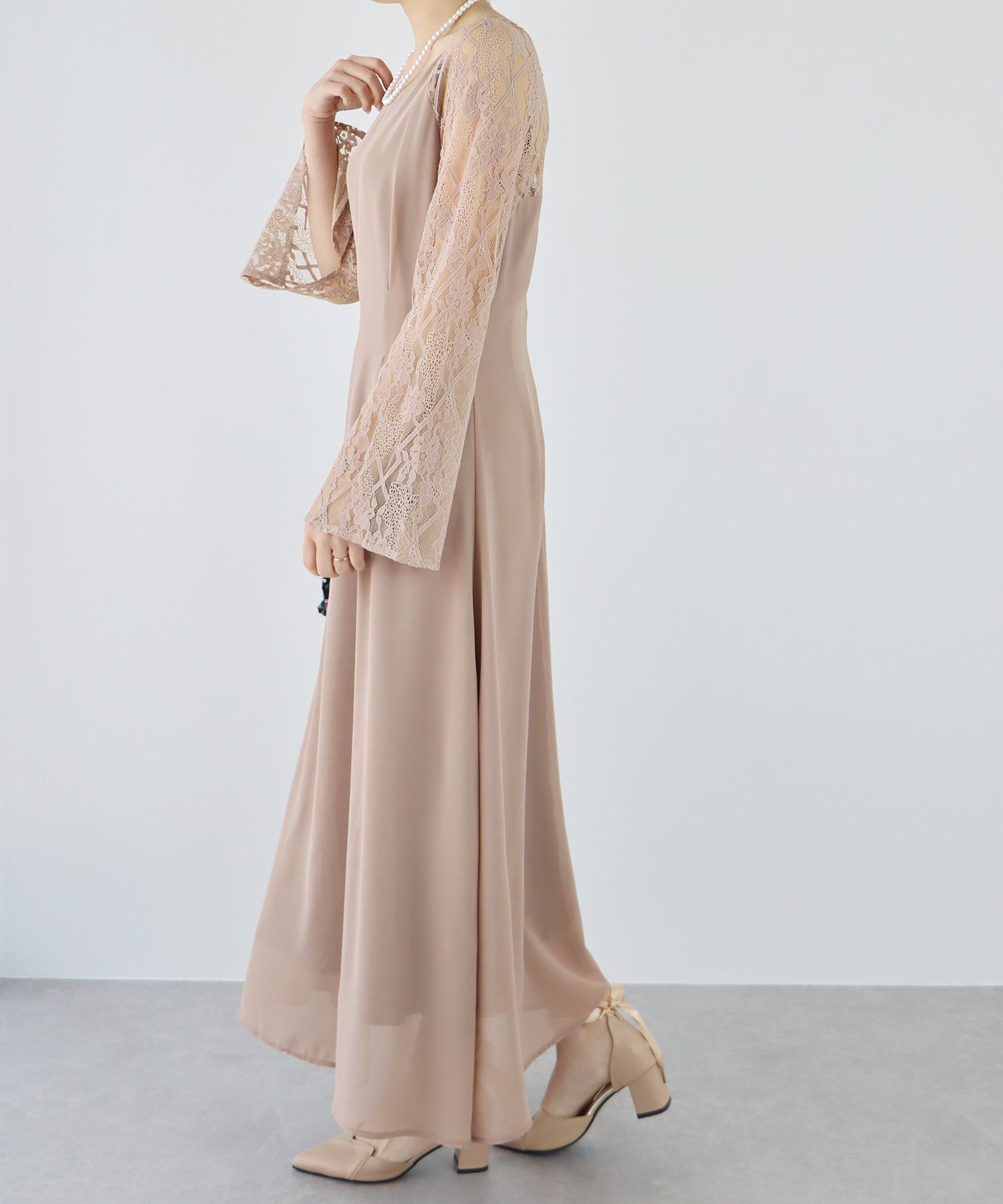 日本 BLUE EAST - 優雅V領蕾絲袖拼接洋裝-經典黑