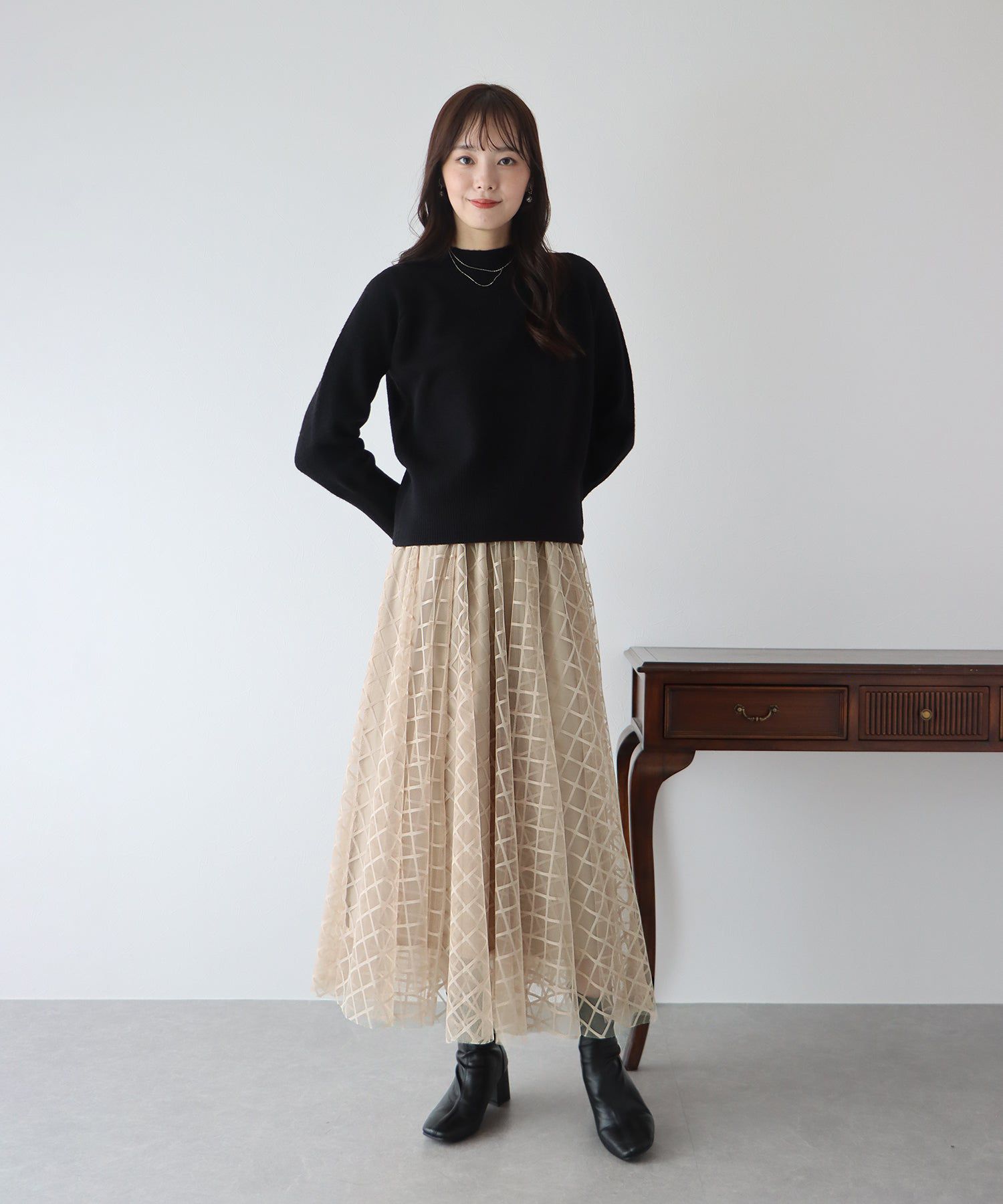 日本 BLUE EAST - 優雅格紋修身紗裙-簡約黑