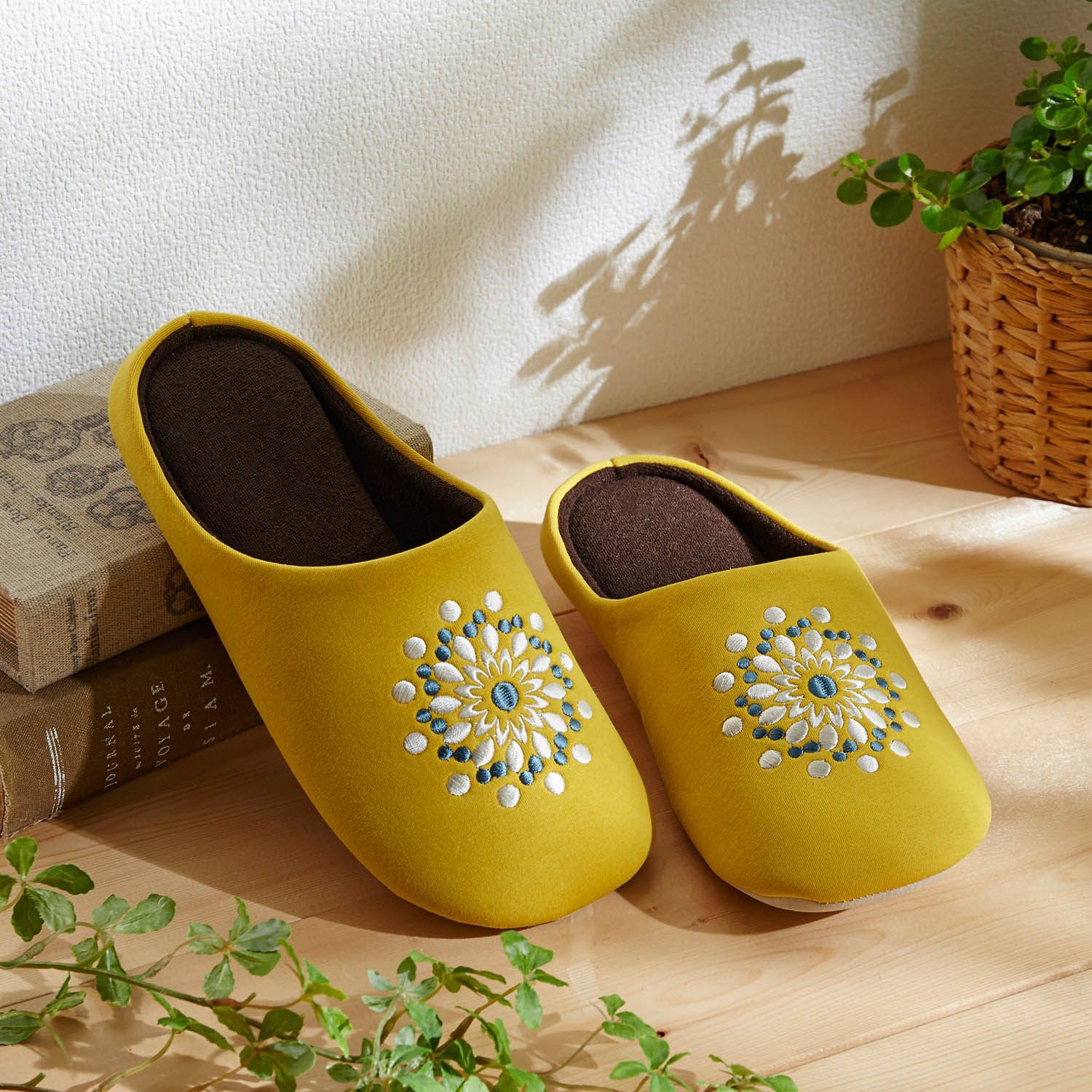 日本千趣會 - 北歐風 刺繡麵包室內拖鞋-煙火-芥末黃