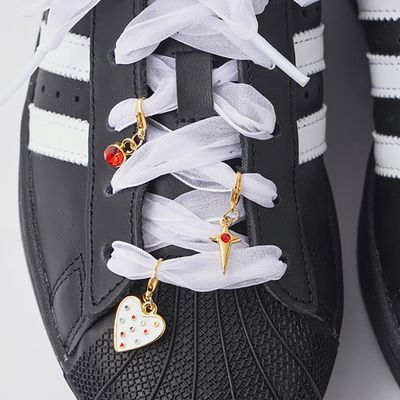 【neverhaveiever】白銀蕾絲鞋帶金色扣飾-月光白少女微笑糖果愛心-11*18*1公分