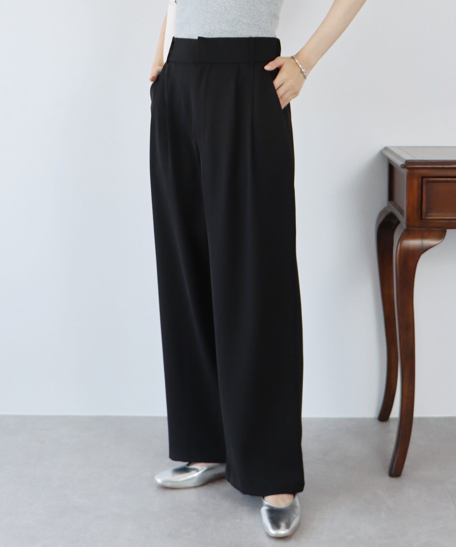 日本 BLUE EAST - 質感百搭垂墜感西裝褲-米灰