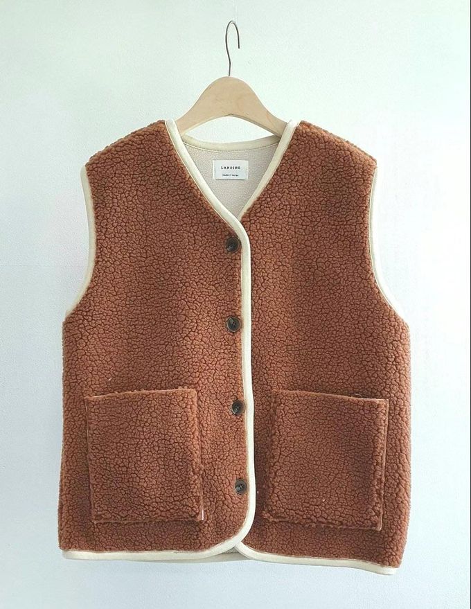 韓國 LANDING - 韓國製羊羔絨口袋背心-象牙白 (FREE)