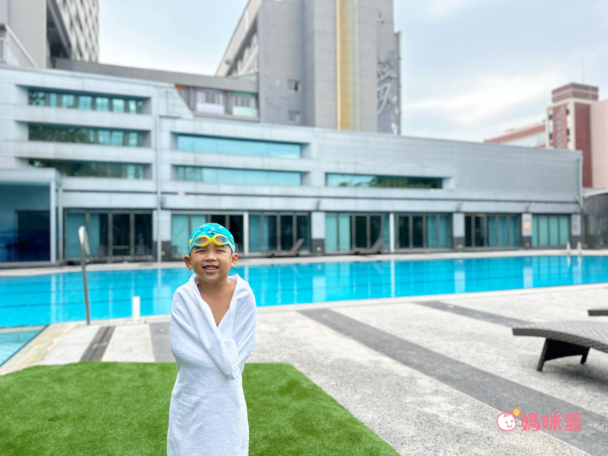 親子友善【承攜行旅 高雄六合館】破百坪賽車場 / 戶外泳池