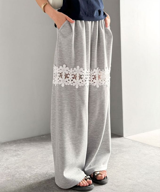 日本 Classical Elf - mily bilet 蕾絲花朵鏤空運動風長褲-燕麥米