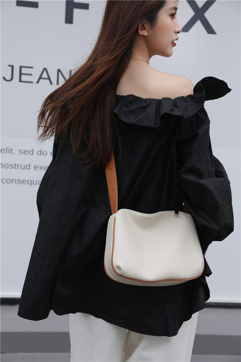 高質感時尚軟牛皮肩背包-白+棕 (28x6x20cm)