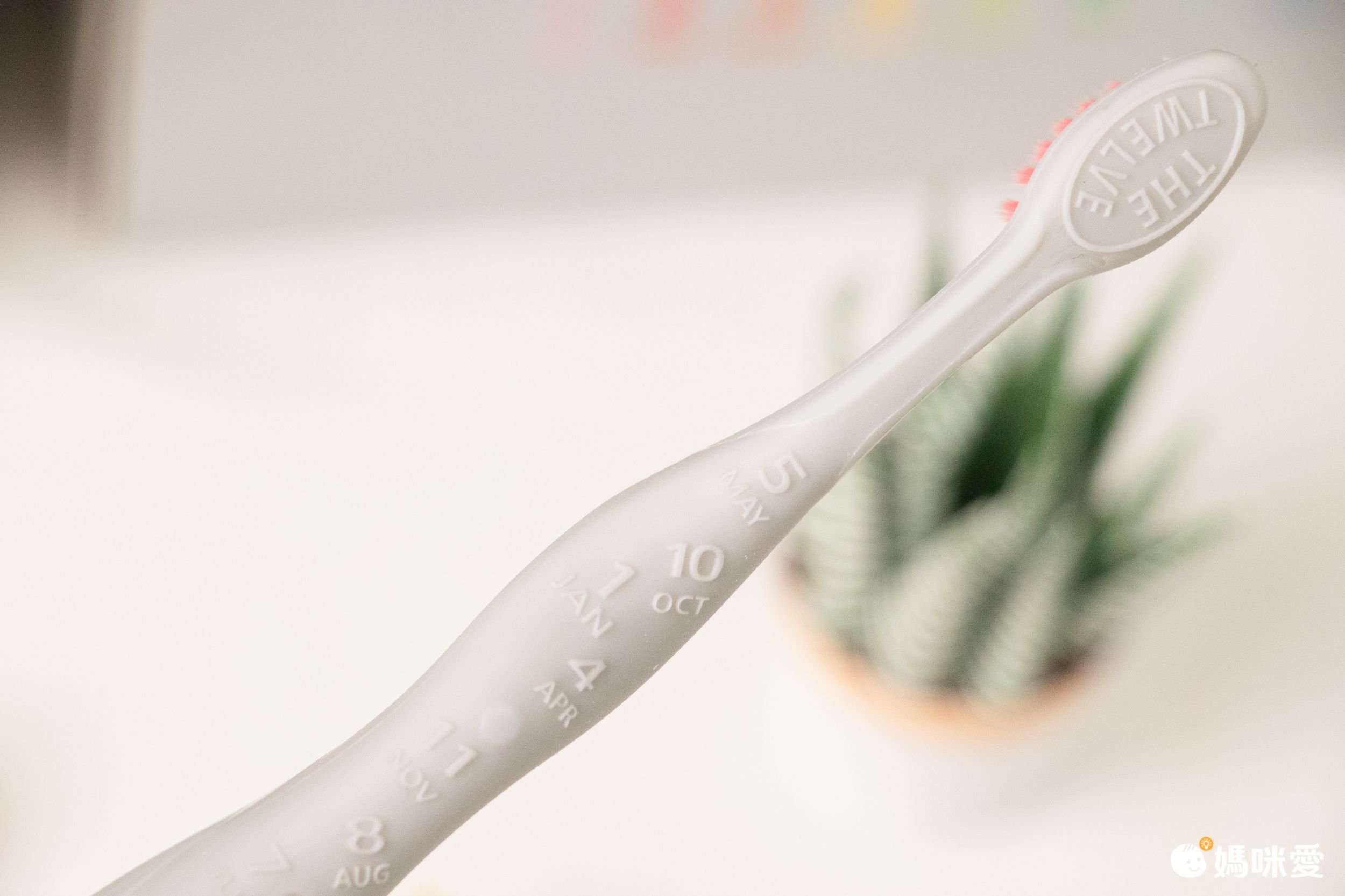 刷頭背面可做為舌苔清潔刷