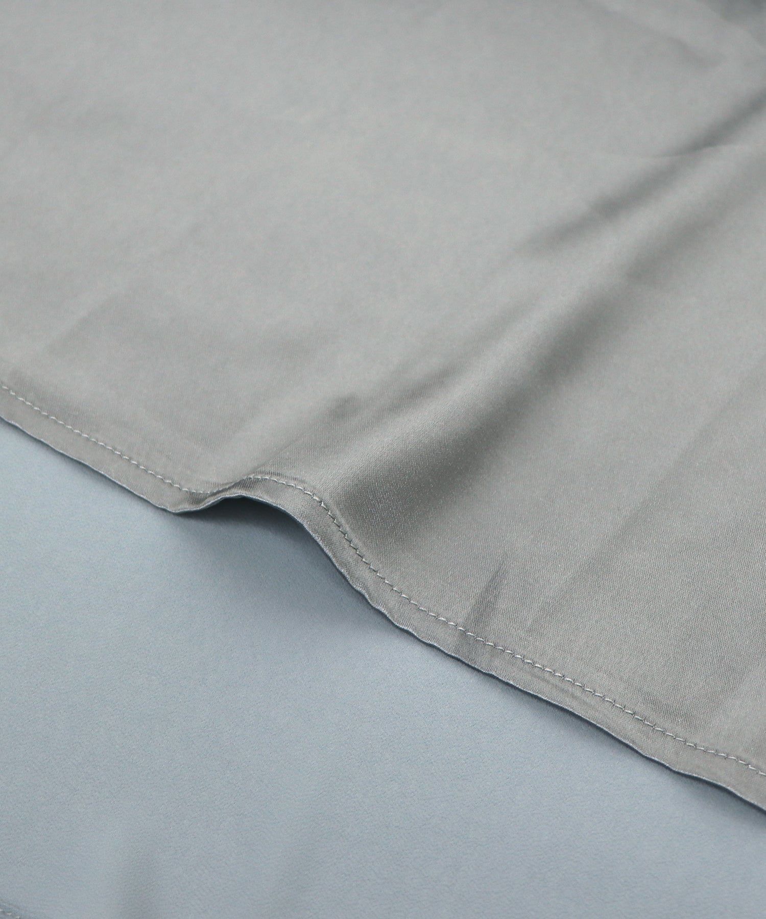 日本 BLUE EAST - 優雅V領蕾絲袖拼接洋裝-經典黑