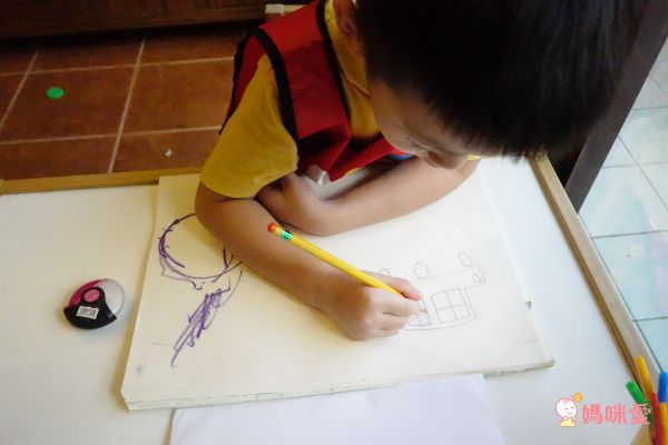 上學好物！小童必備文具美術用品☛德國 LYRA 洞洞筆 ✖ 義大利 GIOTTO 蠟筆 ✖ 美國 ALEX 筆座＆圍裙