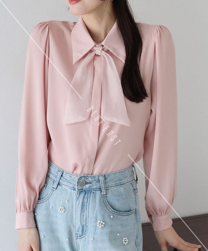日本 BLUE EAST - 華美珍珠墜飾蝴蝶結緞面長袖襯衫-粉紅 (M)