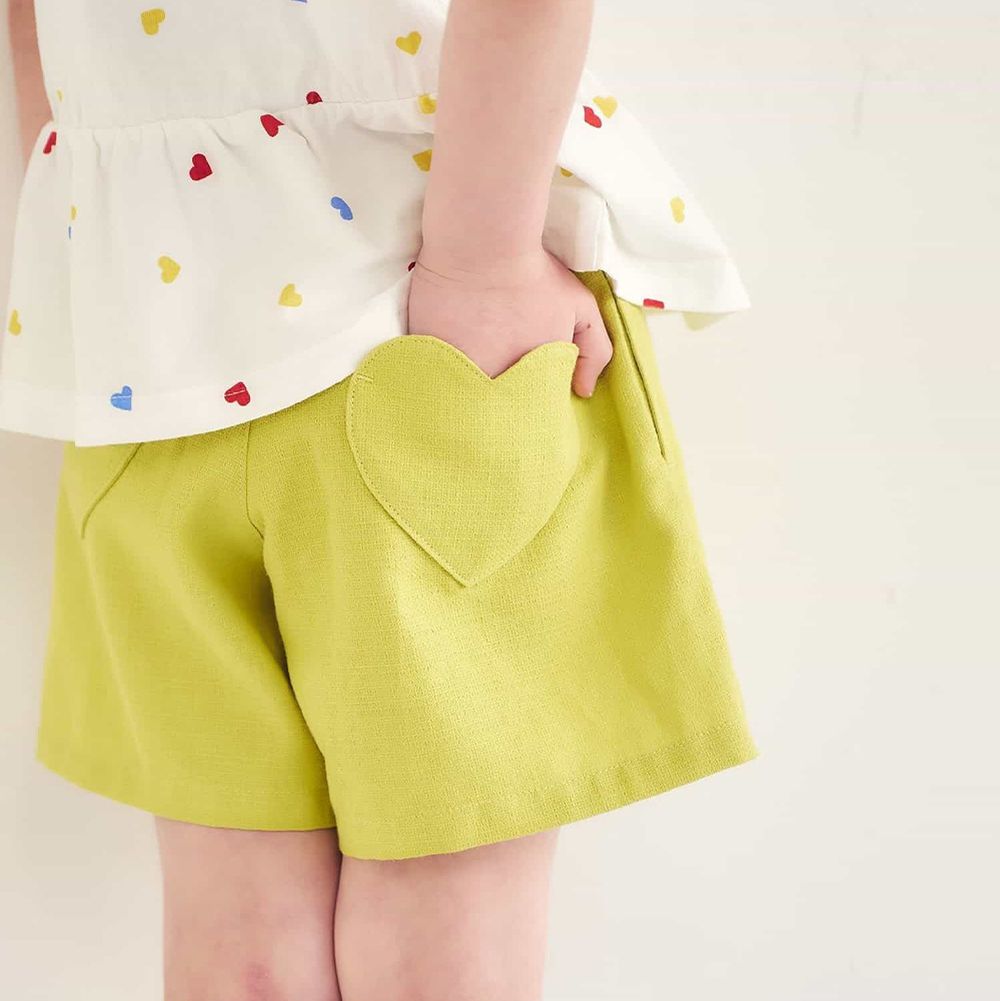 下擺扇形愛心口袋俏麗短褲-素面-黃