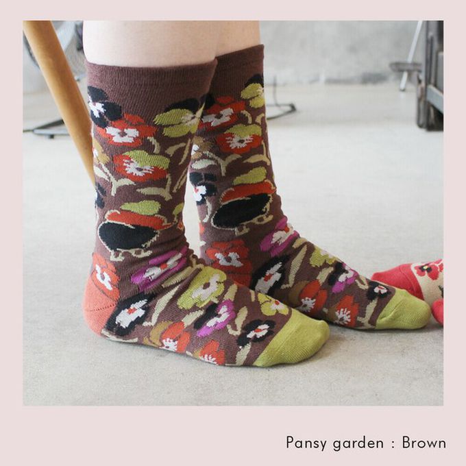 日本女裝代購 - 日本製 唯美花卉風長襪-三色堇花園-咖啡 (23-25cm)
