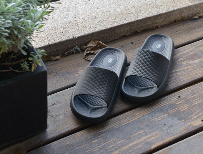 家窩 - MIT 雅漫EVA輕量釋壓厚軟底防滑拖鞋-男款-雅痞黑