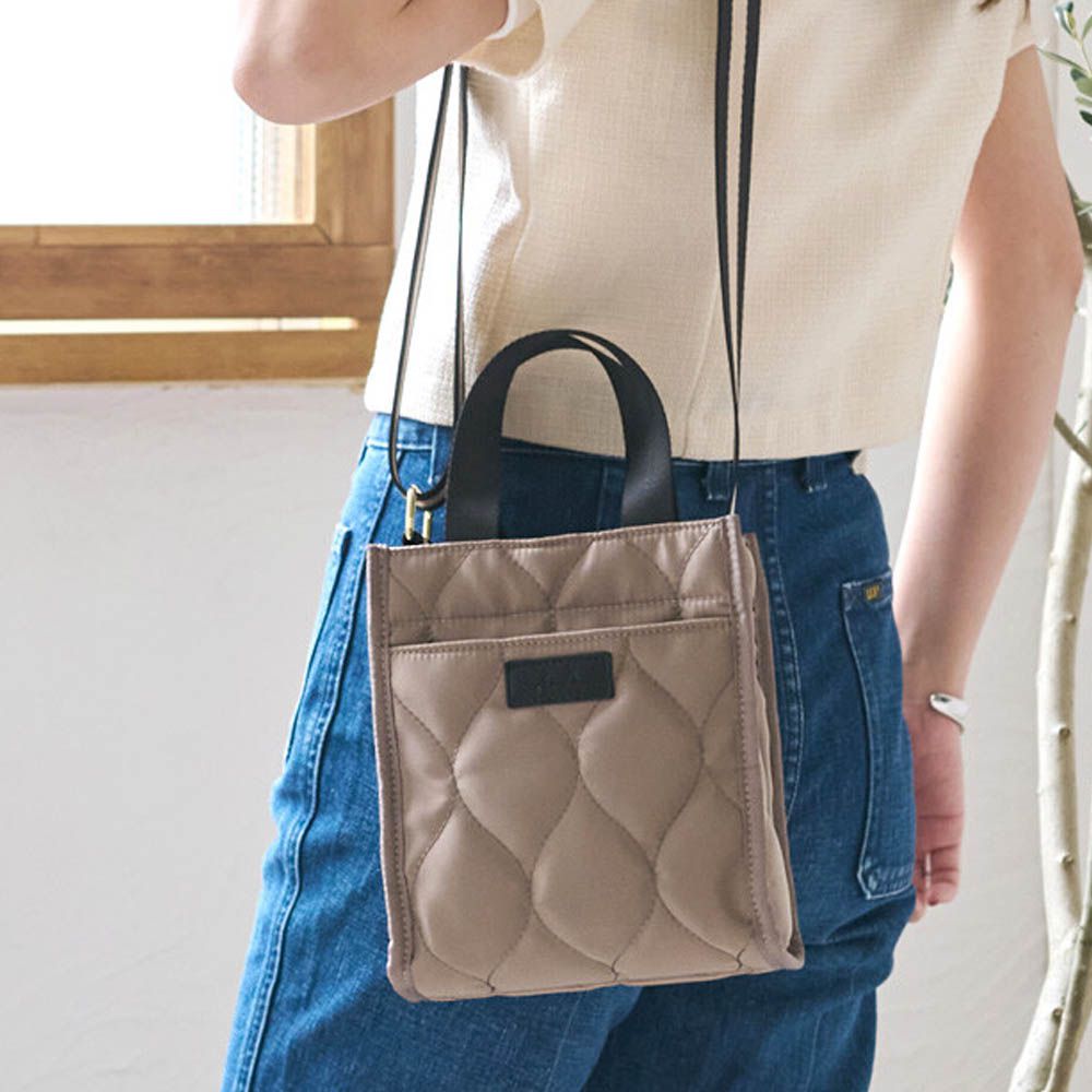 防潑水 輕巧絎縫方形側背小包-淺棕x黑