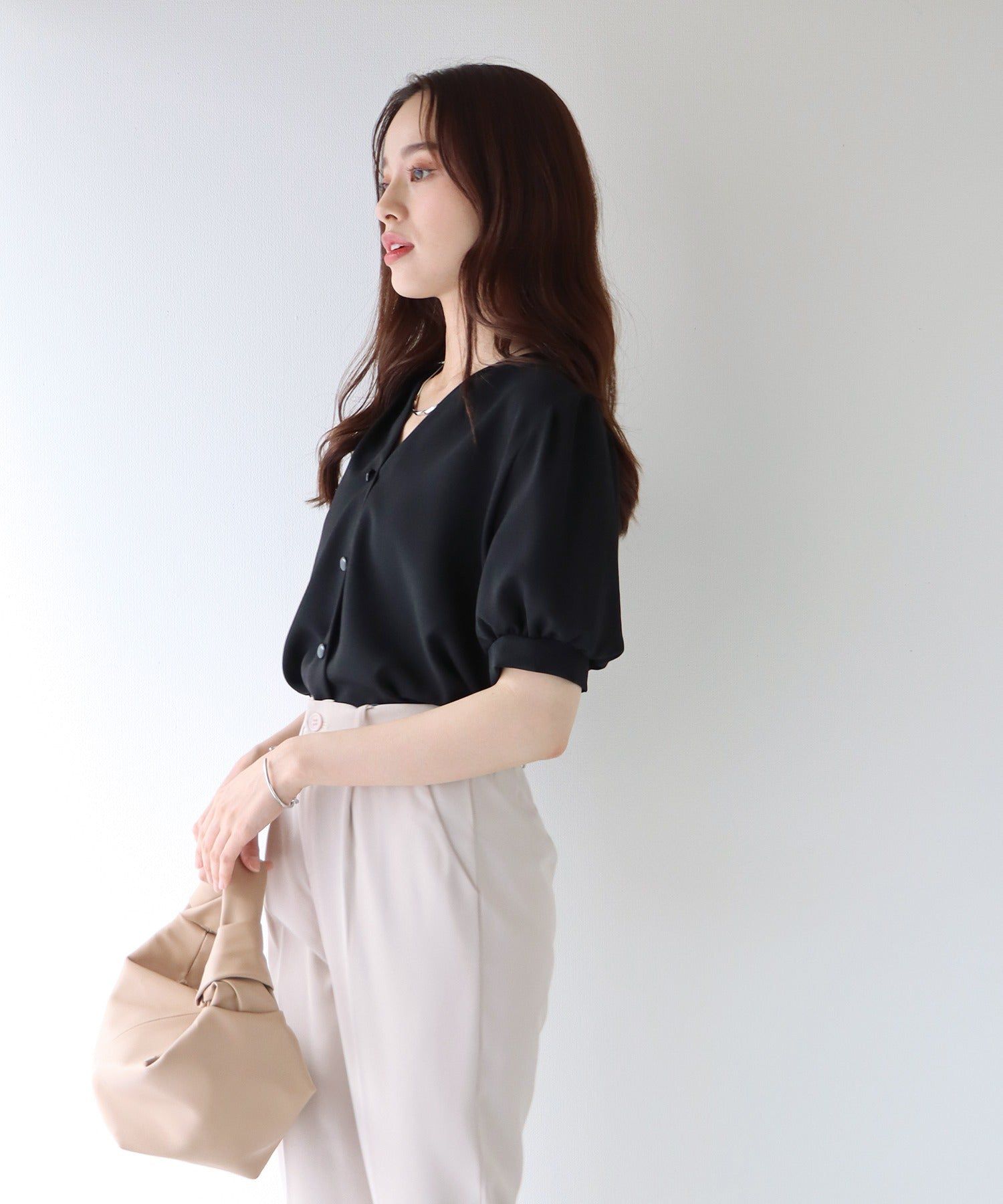 日本 BLUE EAST - 氣質V領珍珠釦短袖襯衫-淺米杏