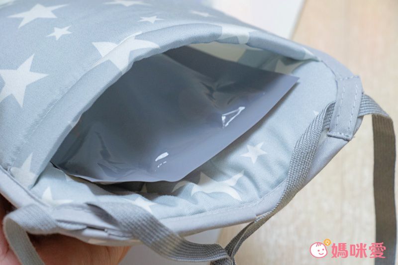 日本涼感雜貨 - 日本製 5way背巾/推車墊(附保冷劑/可當小背包)-黑白點點 (15.5x19.5cm)