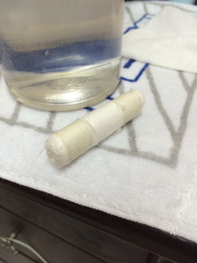 可以用衛生紙卷成這樣子，寶寶睡覺時塞在耳朵後面