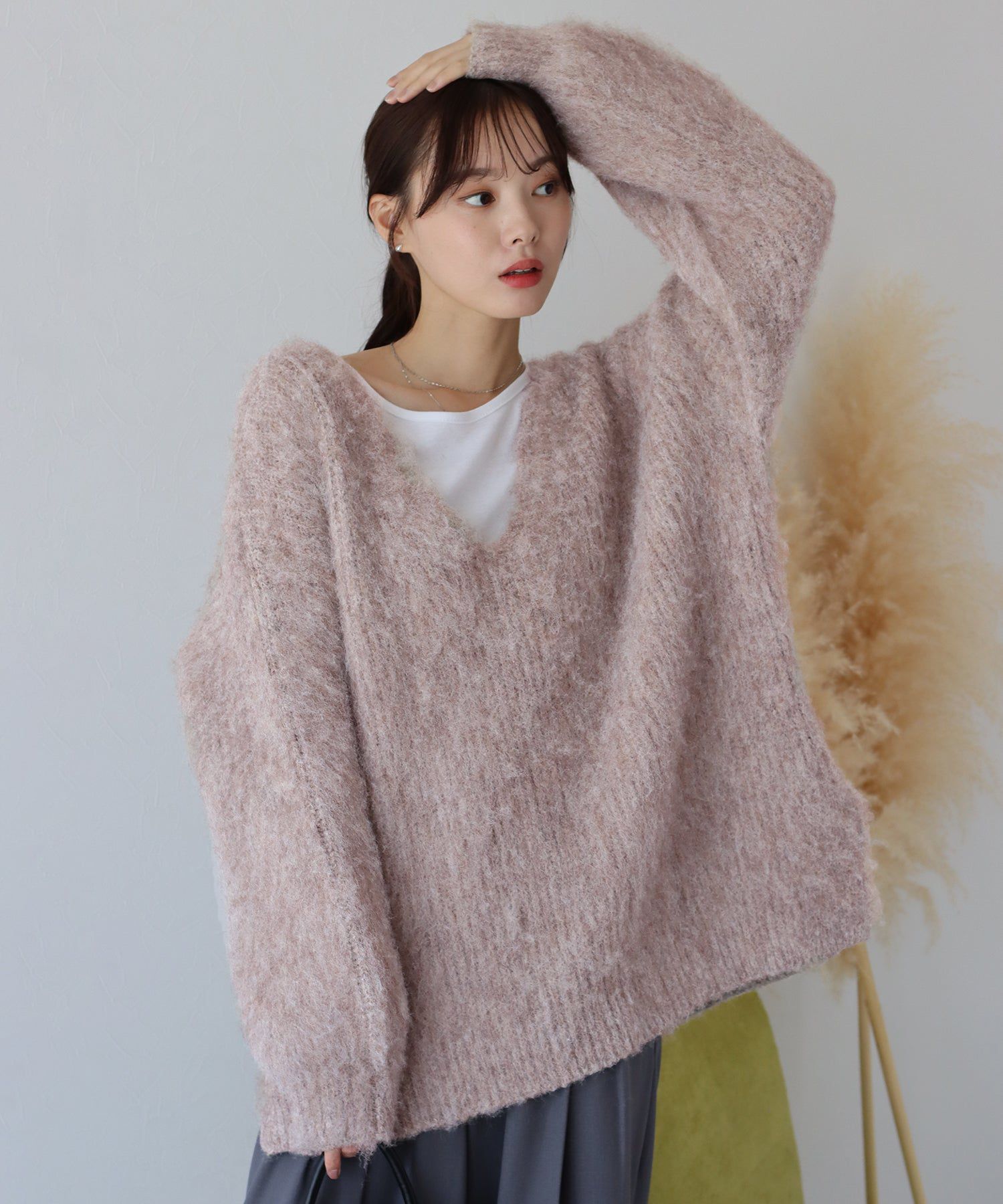 日本 BLUE EAST - 慵懶V領抽鬚寬鬆毛衣-淺米