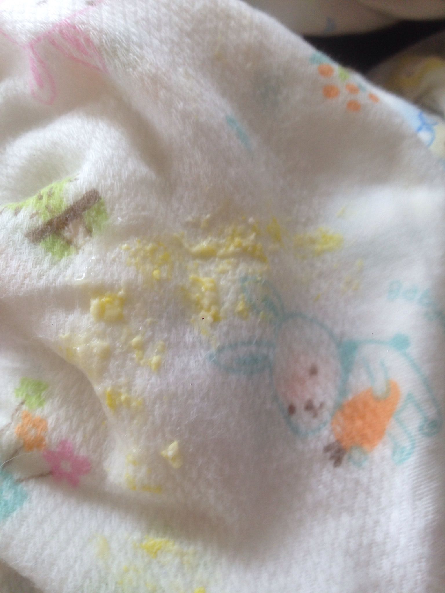 吐奶吐出黃色顆粒