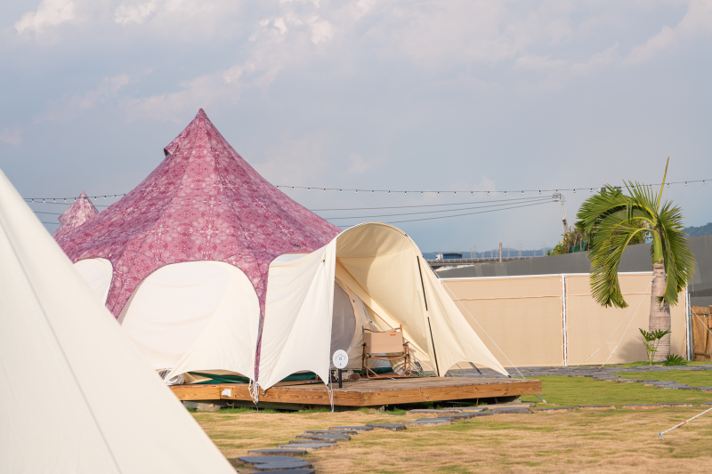 蟬說: 夕陽漫漫 Slowly Sunset Glamping - 平日入住-[豪華露營 5 米水滴帳]/四人房兩大床一泊二食再贈下午茶-12歲(含)以下孩童免費兩位可共食-優惠效期至 2024/01/31