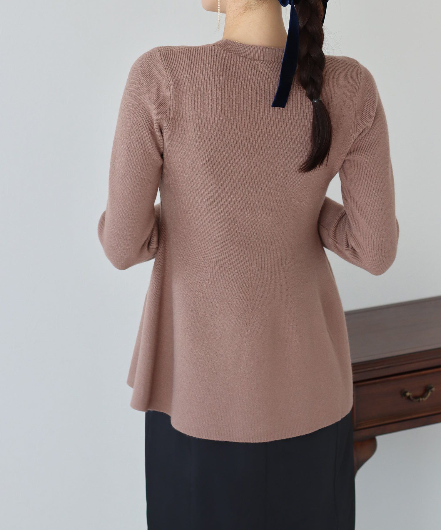 日本 BLUE EAST - 奢華墜飾傘狀修身針織上衣-黑