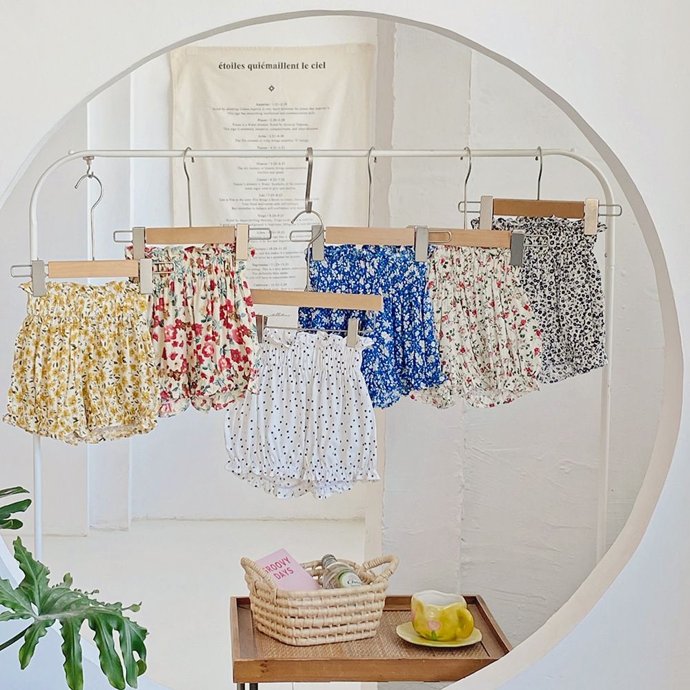 腰鬆緊休閒碎花燈籠短褲-小碎花-黑+白