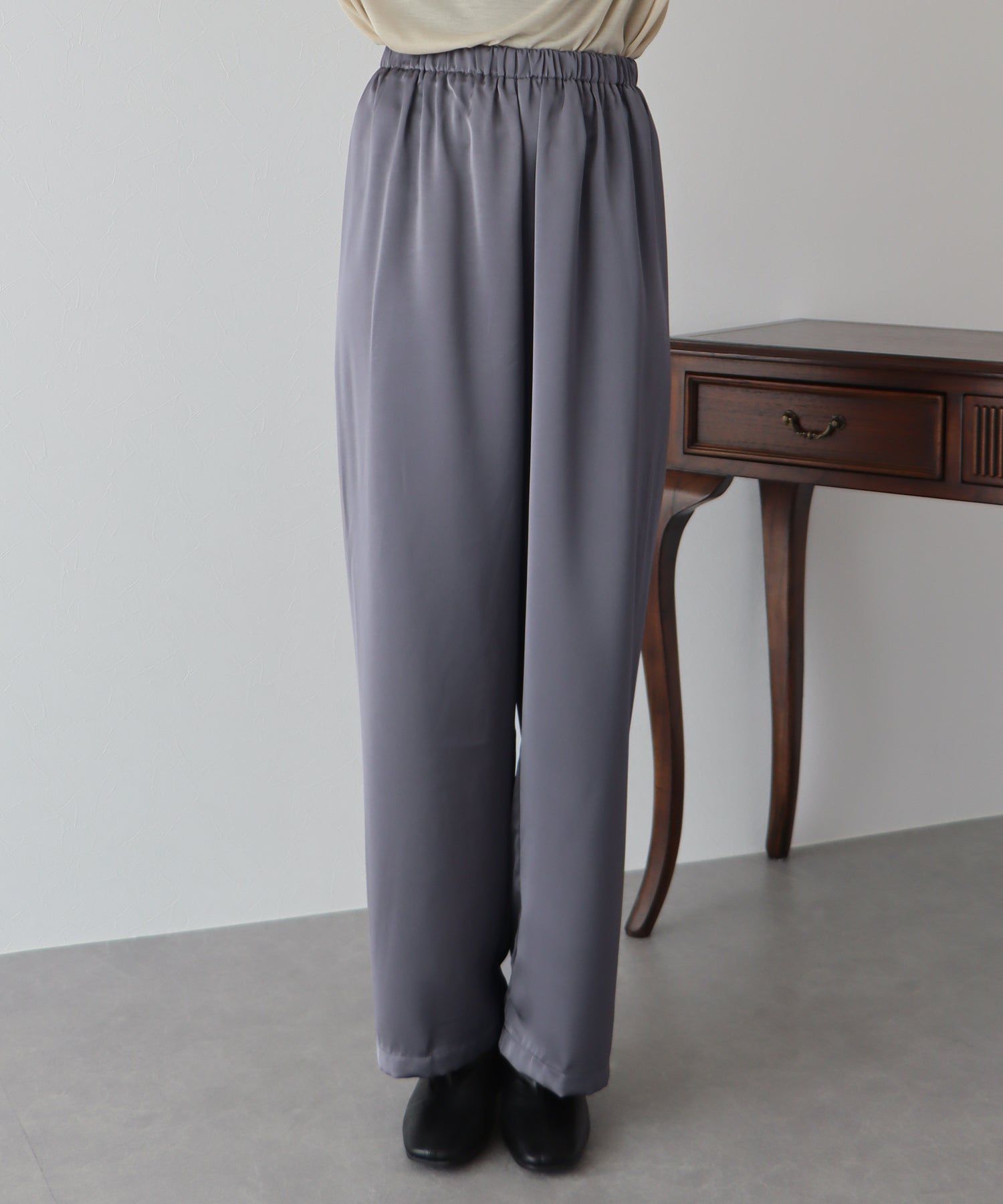 日本 BLUE EAST - 緞面光澤感垂墜感長褲-黑