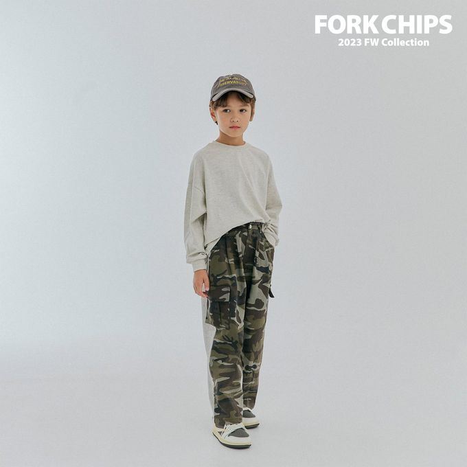 韓國 FORK CHIPS - 品牌刺繡點綴圓領長袖上衣-淺燕麥灰
