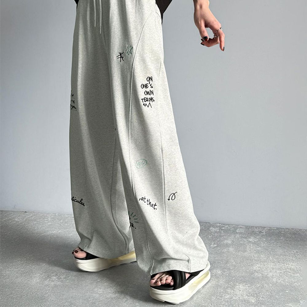 俏皮刺繡點綴舒適運動寬褲-燕麥灰