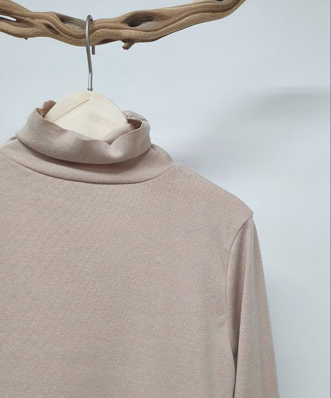 韓國 LANDING - 韓國製彈性高領長袖上衣-橄欖綠 (FREE)