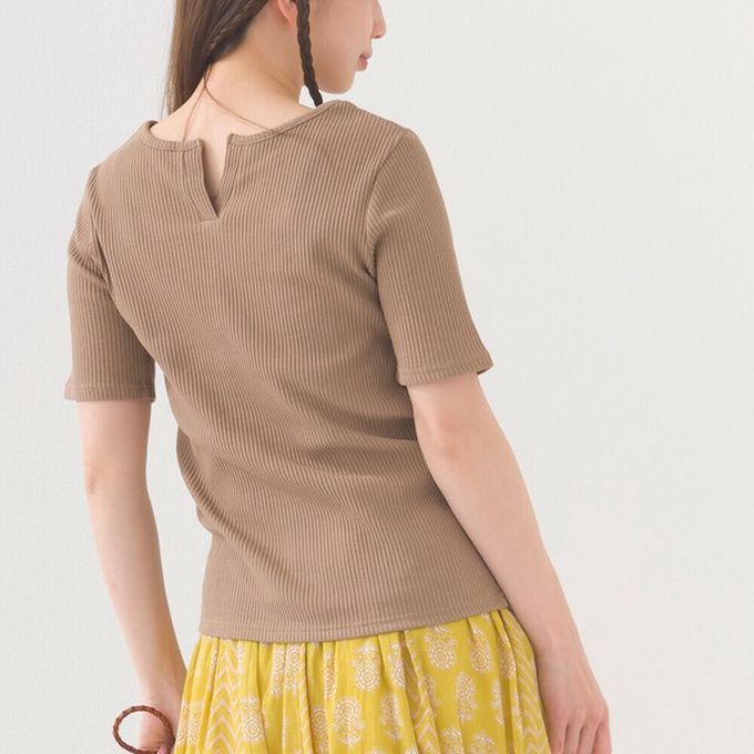 日本 OMNES - 接觸冷感 後頸V羅紋合身短袖上衣-棕