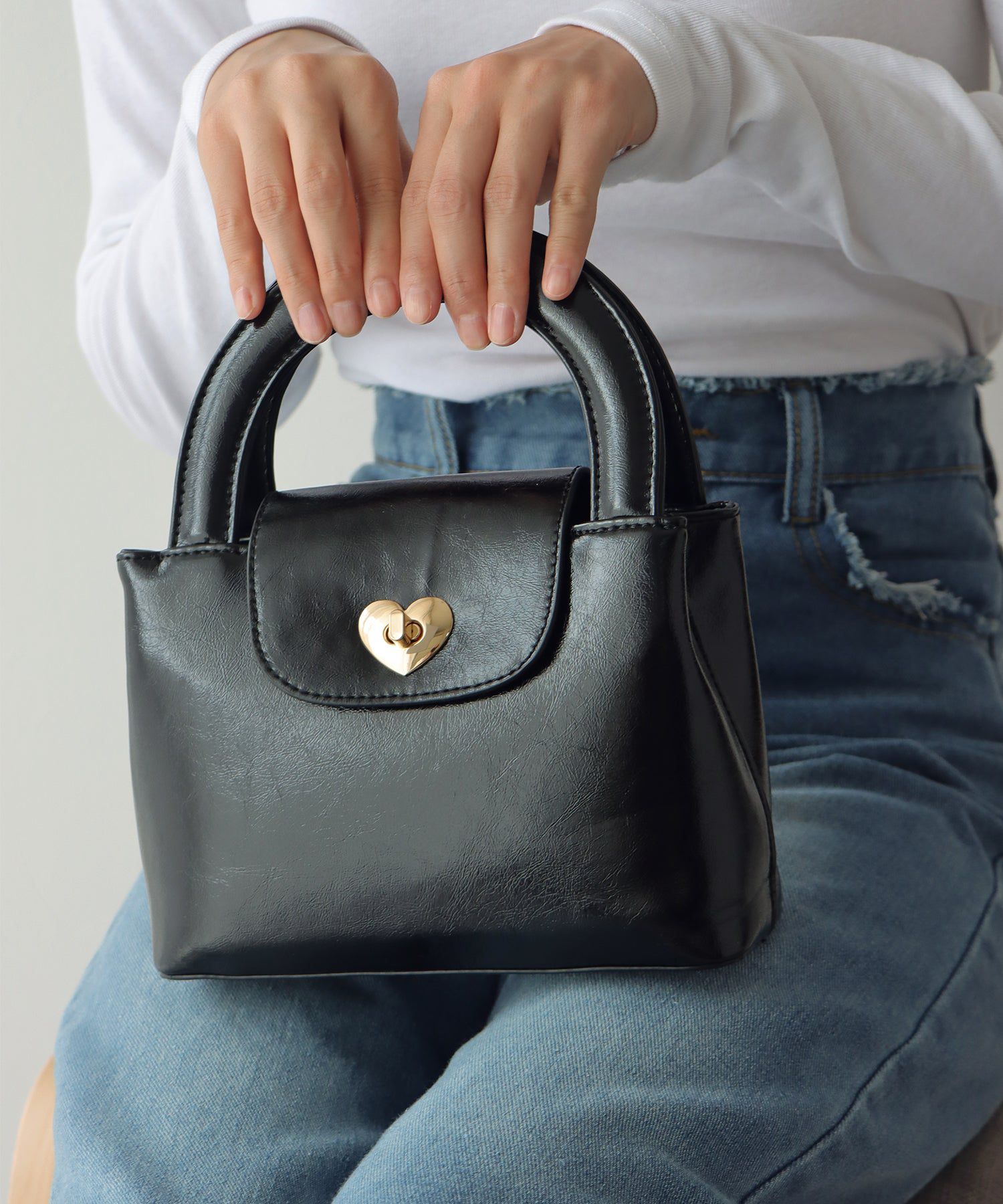 日本 BLUE EAST - 2WAY愛心金釦皮革肩背包-黑