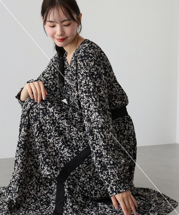 日本 BLUE EAST - 成熟花卉飄逸感V領長袖洋裝-摩卡
