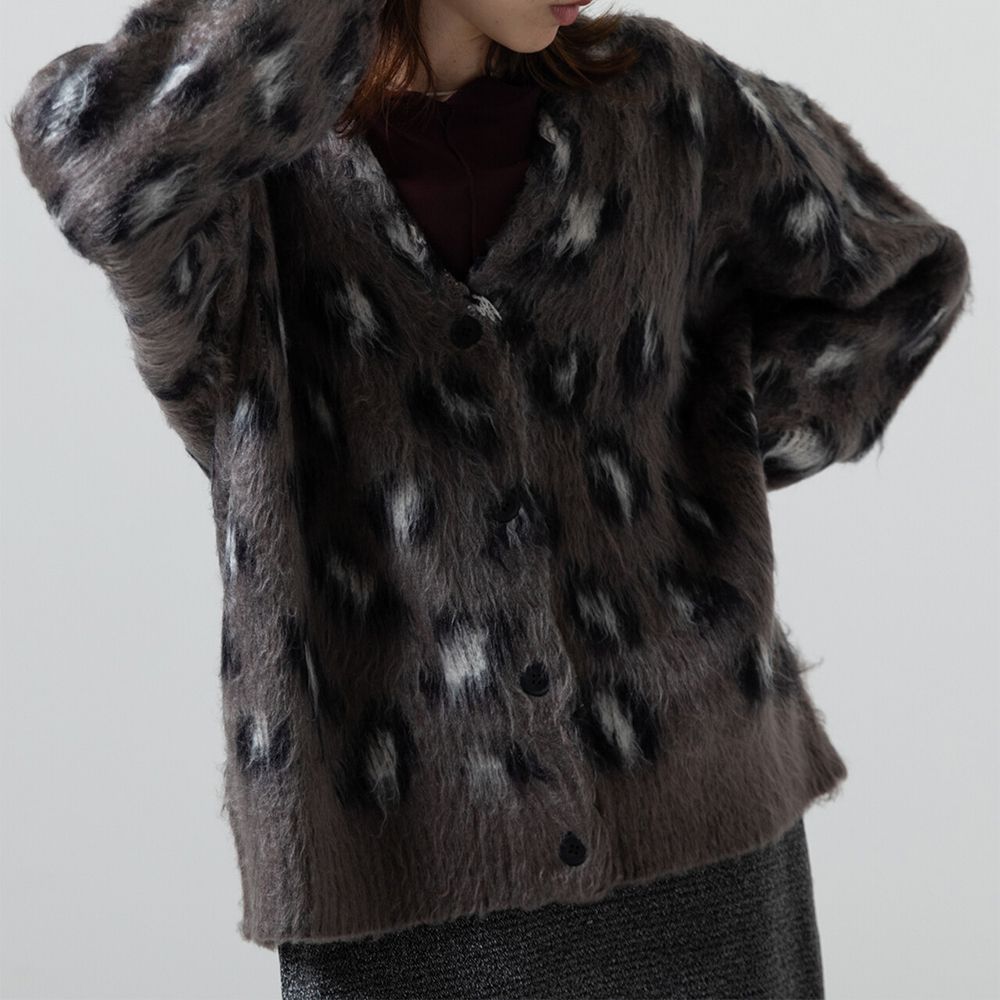 馬海毛觸感成熟豹紋V領針織開襟衫-灰