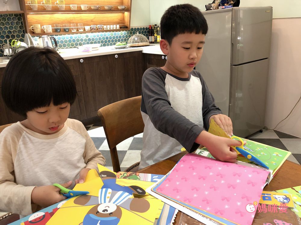 韓國最夯【韓國 ROI BOOKS】閃亮換裝寶石貼、公主彩妝遊戲書