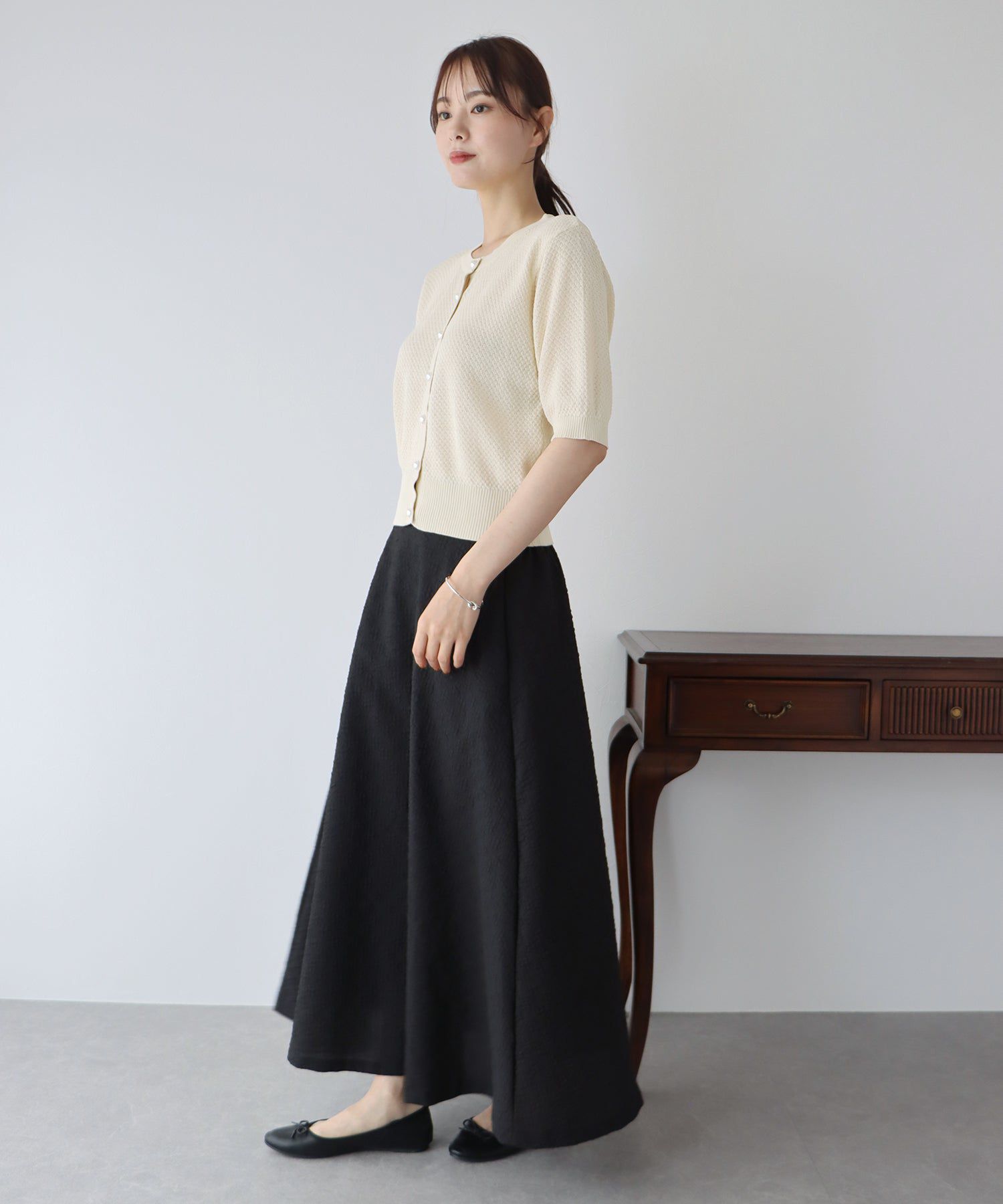 日本 BLUE EAST - 優雅圓領珍珠扣五分袖上衣-深可可