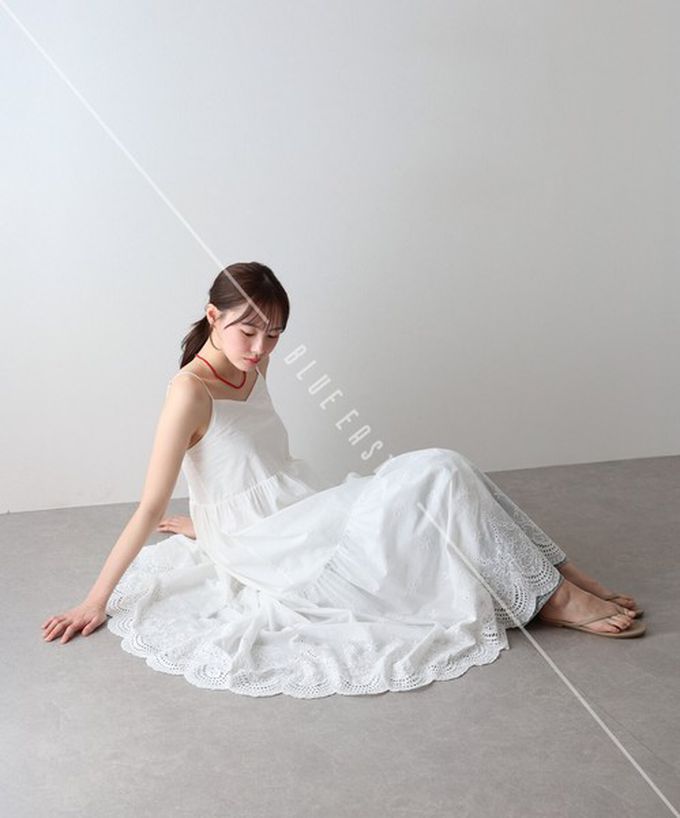 日本 BLUE EAST - 精緻雕花下擺迷人細肩帶洋裝-水藍