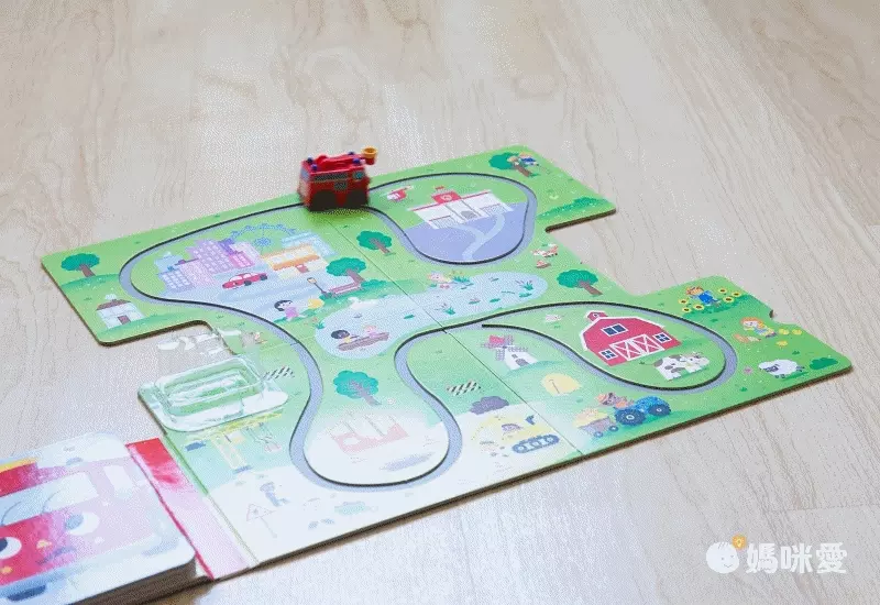 軌道車遊戲書：忙碌的拖拉車-內含書+軌道遊戲場景+發條消防車