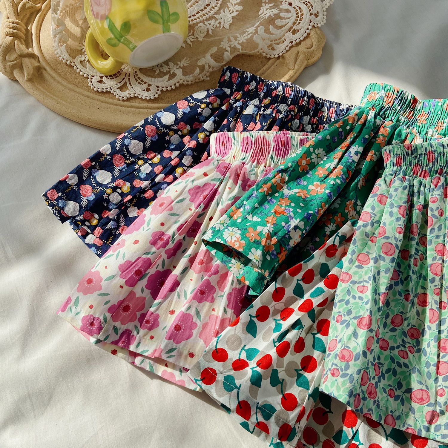 腰鬆緊小清新碎花短褲-水墨畫花-黑+白