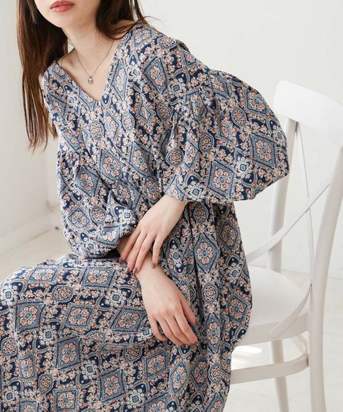 日本 Bab - 滿版歐風印花V領泡泡寬袖洋裝-象牙粉系