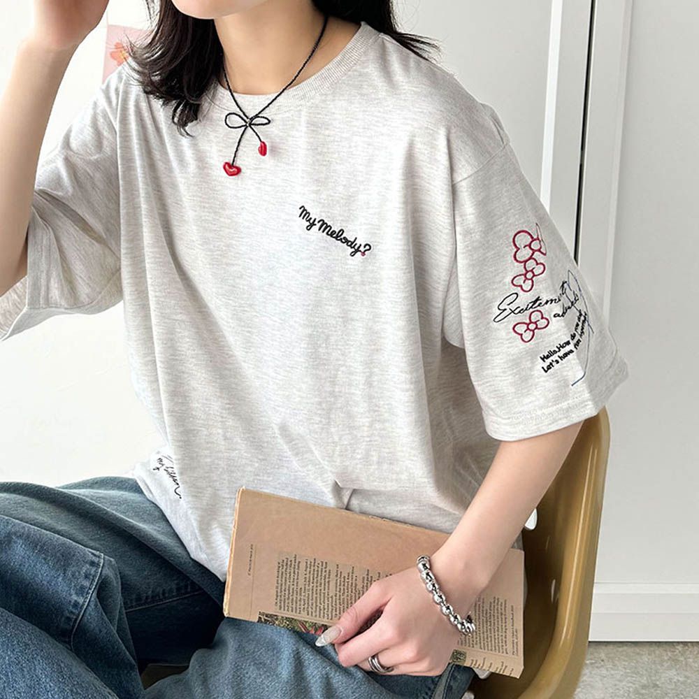 三麗鷗聯名刺繡印花短袖T恤-燕麥