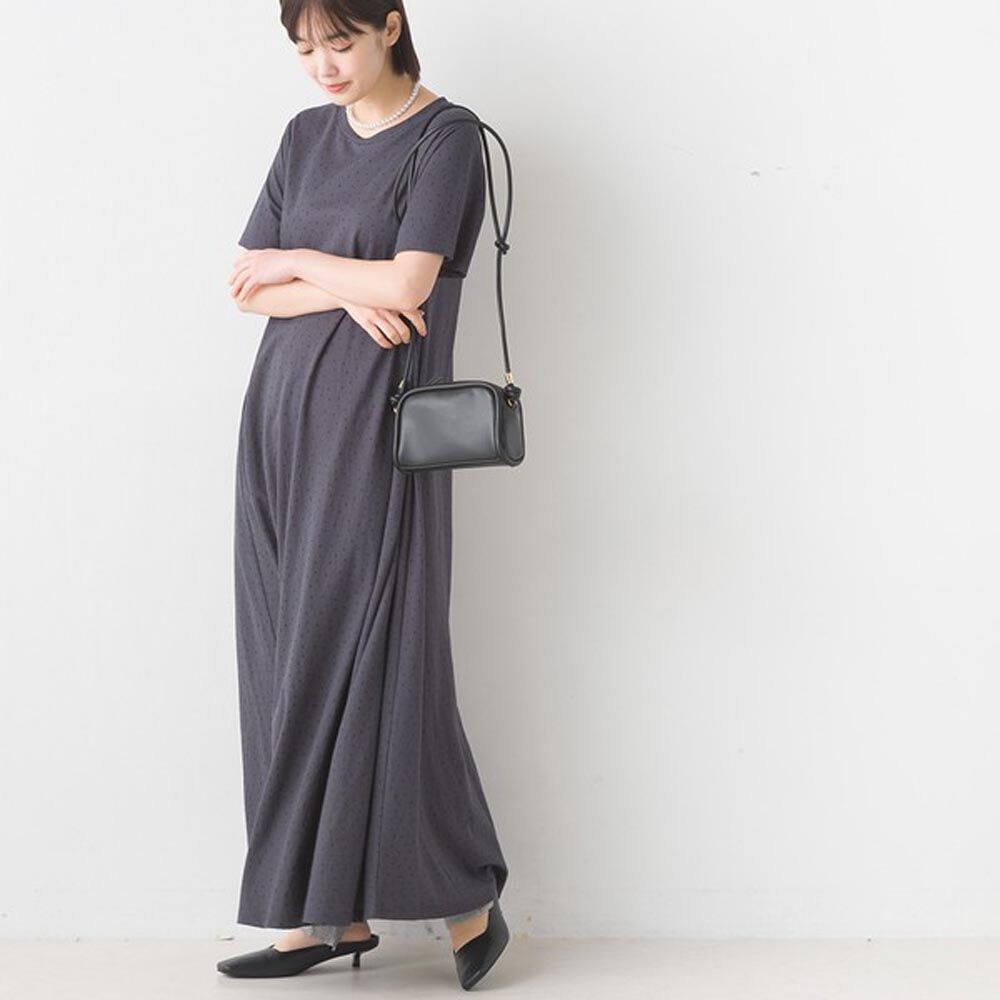 日本 OMNES - 接觸涼感 嫘縈定番圓領短袖洋裝-炭灰x黑點