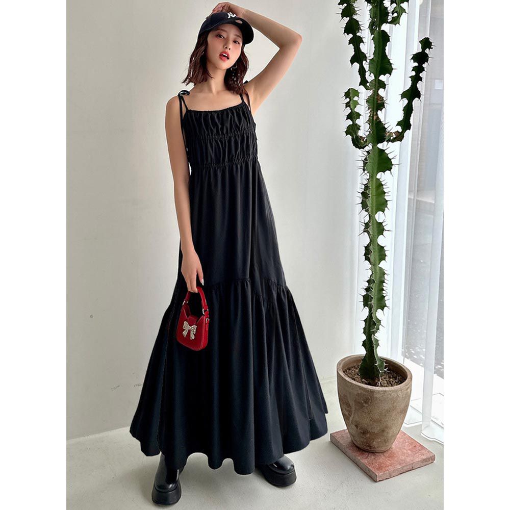 肩綁帶甜心皺褶度假長洋裝-黑 (F)
