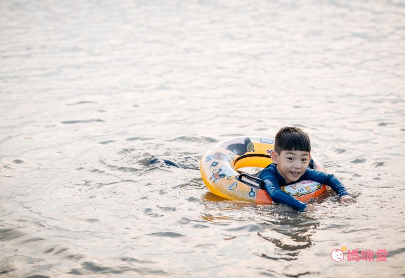 韓國 Winnie Connie - 屁屁偵探兒童泳圈65cm-贈手動式打氣筒1入(顏色隨機) (適用：5-12歲；15-40 公斤)