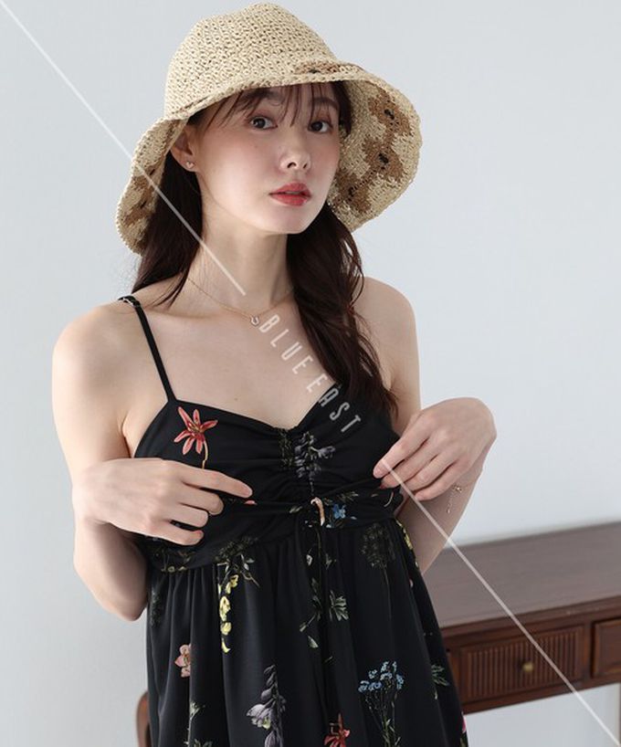 日本 BLUE EAST - 優雅皺摺度假花卉吊帶洋裝-黑 (M)