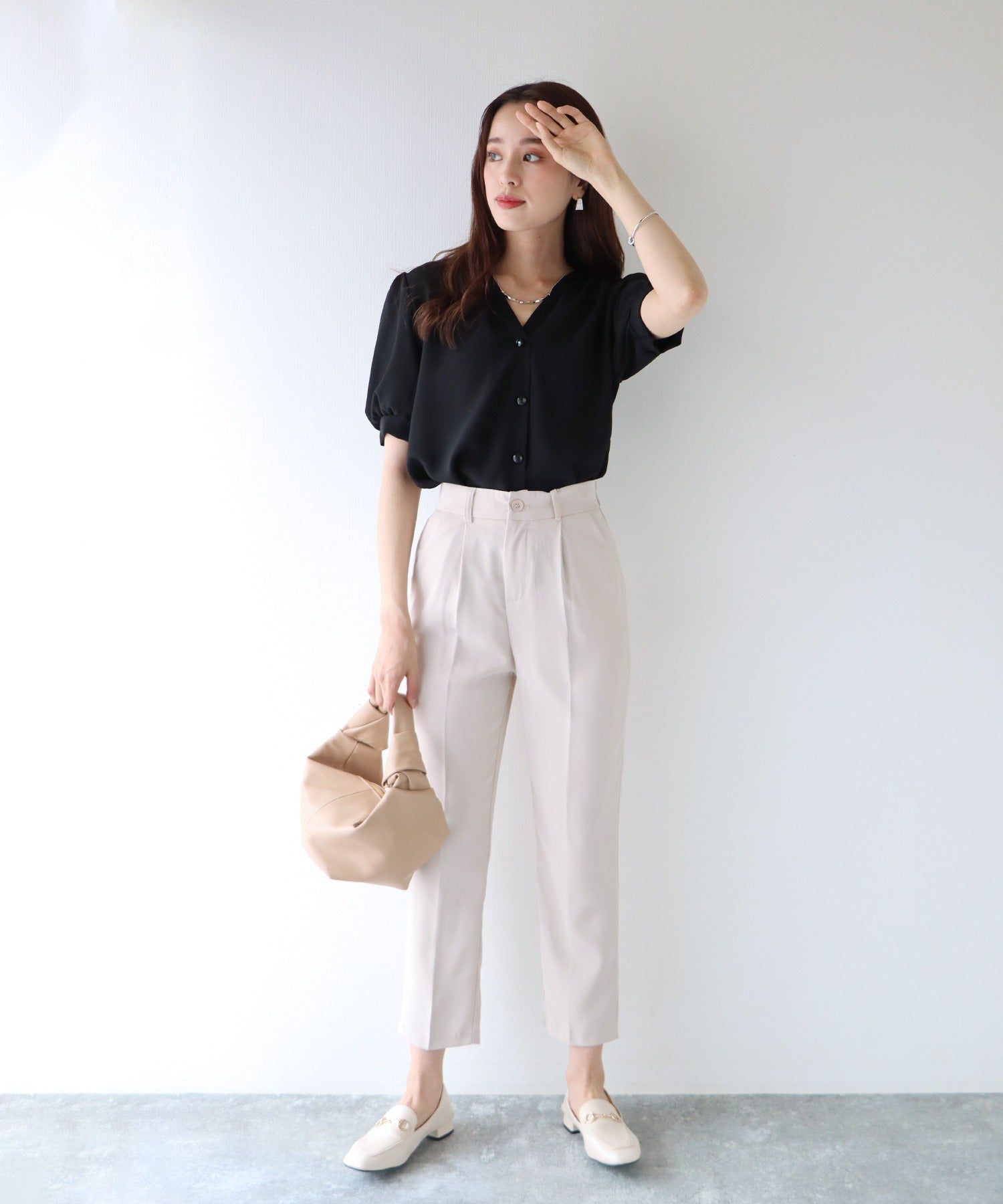 日本 BLUE EAST - 氣質V領珍珠釦短袖襯衫-淺米杏