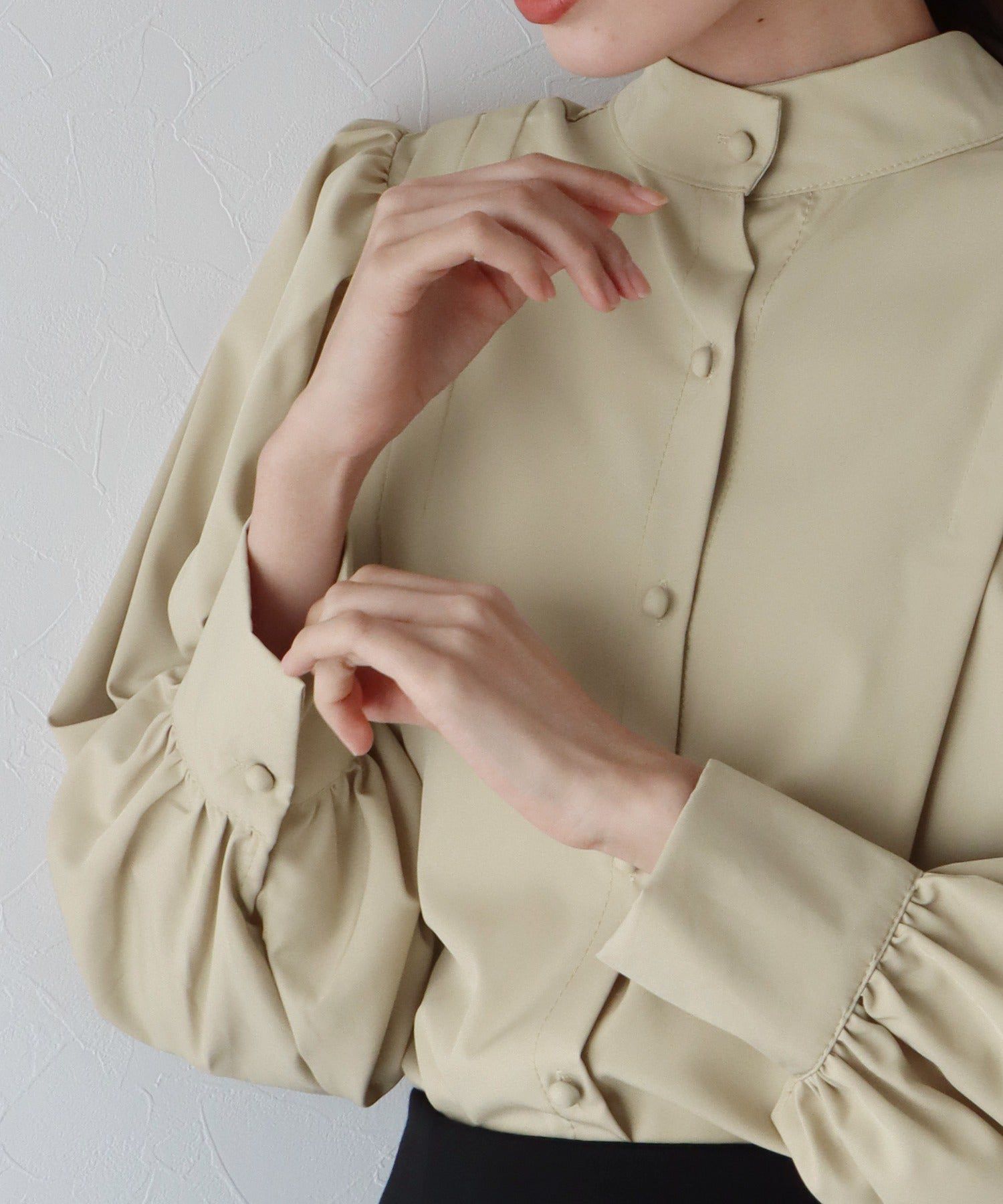 日本 BLUE EAST - 文藝氣質打摺長袖襯衫-米杏