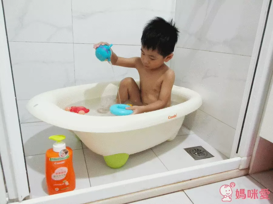 日本 Combi 多功能訓練便器 ✕ 澡盆 Ｘ 洗澡玩具