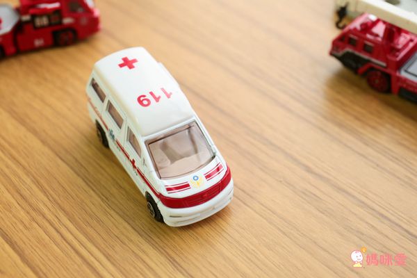 樂彩森林 - 迷你合金車-救護車(159)-滑行